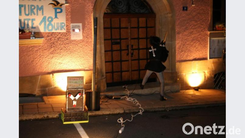 Jeanne d´Arc ist besser in der Schlacht als im Öffnen von Türen. Bild: sne
