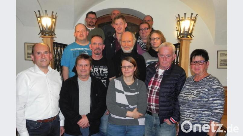 Die Hirschauer Kleingärtner wählen einen neuen Vorstand (vorn, von links): Zweiter Bürgermeister Josef Birner, Wasserwart Frank Doberschütz, Jana Kienscherf, Michael Hirling und Edith Bergmann; zweite Reihe (von links): Christian Lofing, Günther Amann und Steffi Zetzelmann; dritte Reihe (von links): Gerätewart Uwe Kraus, Stefan Walch und Christina Stöhr; hinten (von links): Albert Sterk, Dieter Büller und Markus Auer. Bild: ag