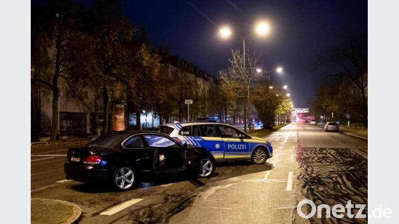 Unfallort in München: Auf der Flucht vor der Polizei missachtet ein Autofahrer mehrere rote Ampeln und rast in eine Gruppe Jugendlicher. Foto: Sven Hoppe/dpa Bild: Sven Hoppe