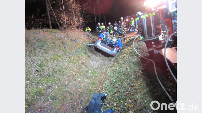 Die Feuerwehr Kemnath a. B. musste das Dach des Unfallfahrzeugs abtrennen, um die 72-Jährige befreien zu können. Bild: piam