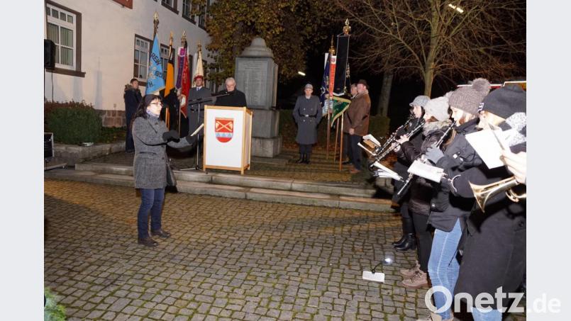 Acht Fahnen senkten sich beim Trauermarsch zum &quot;Guten Kameraden&quot;. Die Gemeinde legte einen Kranz nieder, begleitet vom Ehrensalut der Krieger- und Soldatenkameradschaft. Bild: bkr