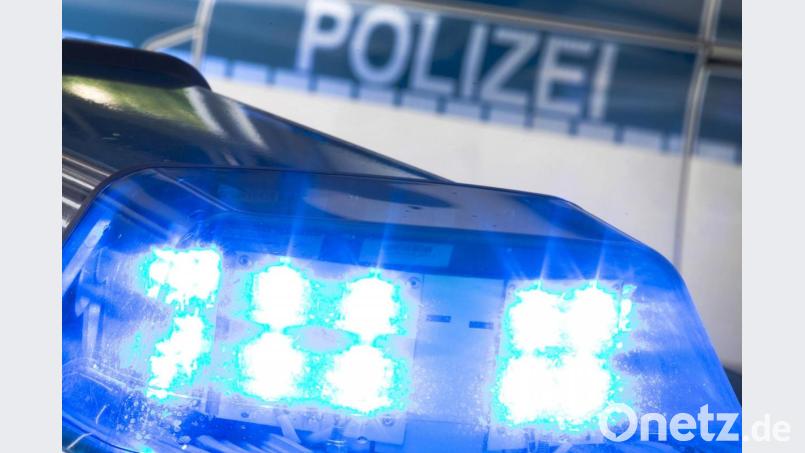 Ein Blaulicht auf dem Dach eines Polizeiwagens. Symbolbild: Friso Gentsch/dpa