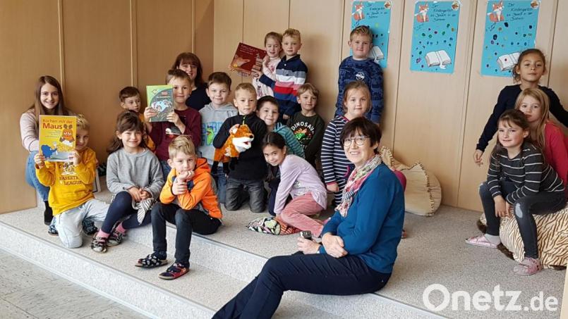 Einige Kinder der Grundschule Konnersreuth beim Vorlesetag mit Lehrerin Birgit Lehmann (vorne) und Andrea Weiß vom Team der Pfarrbücherei. Bild: Grundschule Konnersreuth/exb
