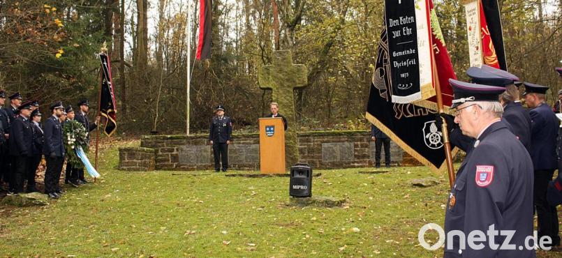 Am Volkstrauertag schauen die Menschen wie hier am Denkmal in Letzau auf die Schrecken des Krieges zurück und schauten voraus auf die Bewahrung von Frieden und Demokratie. Im Bild 2. Bürgermeister Schiller mit seiner Ansprache in Wilchenreuth. Bild: zer