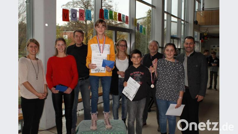 Organisatorin Heike Temmel, Moderatorin Franka Grabinger (10d), Buchhändler Ralf Volkert, Organisatorin Dagmar Schöberl, Lehrkraft Ludwig Pirner und Schulleiter Martin Zimmermann gratulierten den besten Leserinnen der Walter-Höllerer-Realschule: Gewinnerin Jenny Brohm sowie die beiden Zweitplatzierten Michel Heldrich und Aylin Rifat (von links nach rechts) Bild: lhc