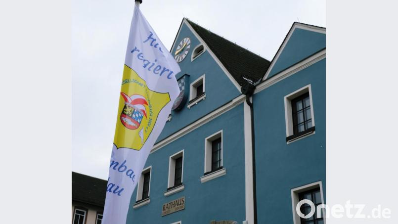 Statt Schwarz-Rot-Gold &quot;schmückte&quot; am Volkstrauertag eine Faschingsfahne das Rathaus Bild: do