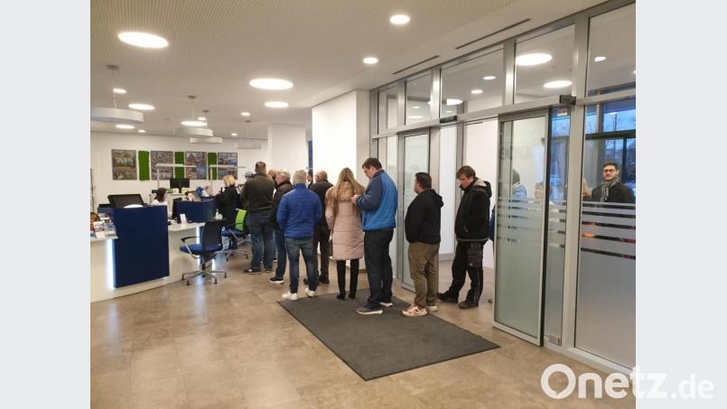 Gut zu tun hatten die Mitarbeiter am Schalter bei Oberpfalz-Medien in Weiden. Aber nach 20 Minuten waren allen Eintrittskarten für „Shortys“ Darts-Event im November 2020 verkauft. Bild: Marco Klünter