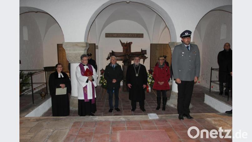 Bürgermeister Armin Schärtl (Vierter von links) berichtete bei der Gedenkfeier in der Nikolauskirche über das Schicksal des Nabburger Soldaten Ludwig Ehrl. Bild: ral