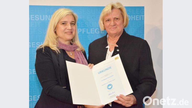 Auch Hildegard Haupt aus Grafenwöhr ist seit Jahren im Hospizdienst tätig und wird von Gesundheitsministerin Melanie Huml geehrt. Bild: exb/Bayerisches Staatsministerium für Gesundheit und Pflege