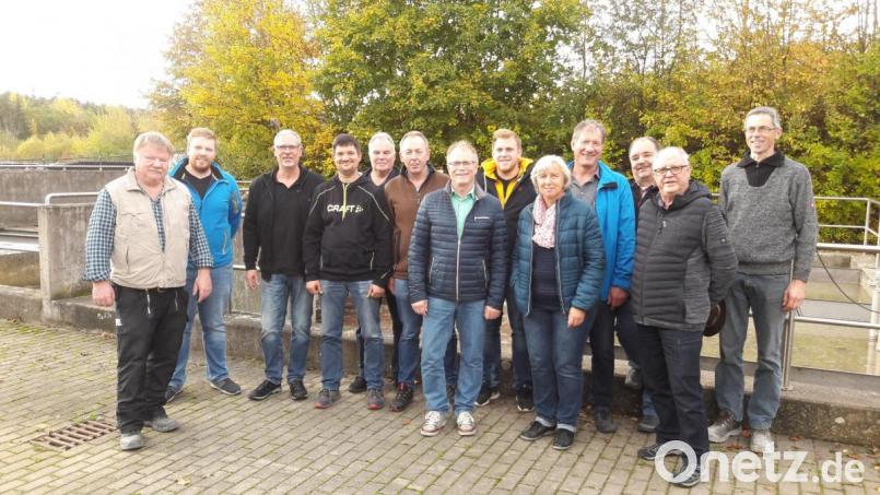 Klärwärter Wolfgang Heinl (Dritter von links) führte eine Gruppe der Freien Wähler Konnersreuth um Vorsitzenden und Bürgermeister Max Bindl (Mitte) über das Gelände der Kläranlage. Bild: exb