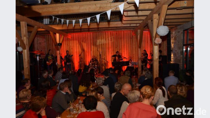 Die Lederer-Scheune in Tännesberg bietet ein einzigartiges Ambiente für das Konzert &quot;Rock meets Classic&quot;. Rund 300 Besucher kommen am Freitag und Samstag zu diesem Klangerlebnis. Bild: dob