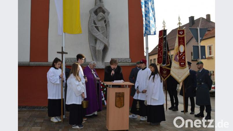 Am Ehrenmal erinnerte Bürgermeisterin Sonja Meier an die Schrecken, die allen im vergangenen Jahr durch Gewaltherrschaft ausgelöst wurden. Pfarrer Eugen Wismeth gedachten den Opfern der Weltkriege. Bild: bej
