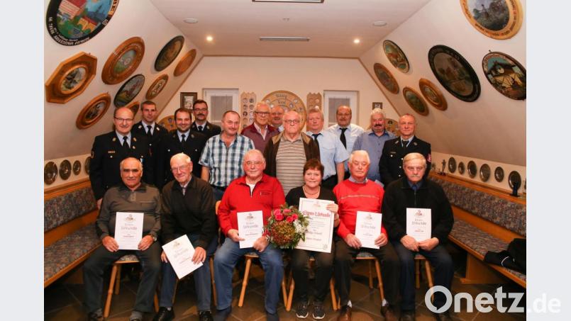 Für 40, 50 und 60 Jahre Mitgliedschaft wurden zahlreiche Mitglieder der Fejuerwehr Theuern geehrt. Bild: egl