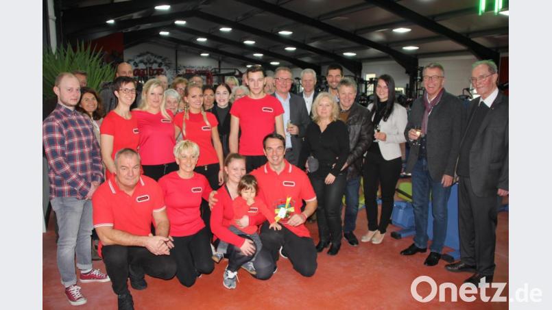 Im Beisein zahlreicher Freunde und Partner wurde am Samstag das Fitness-Studio &quot;Powerfit&quot; eröffnet. Unser Bild zeigt die Familien Weber (vorne) mit ihrem Trainerteam sowie Pater Helmut Stadermann und Bürgermeister Franz Stahl (rechts) Bild: kro