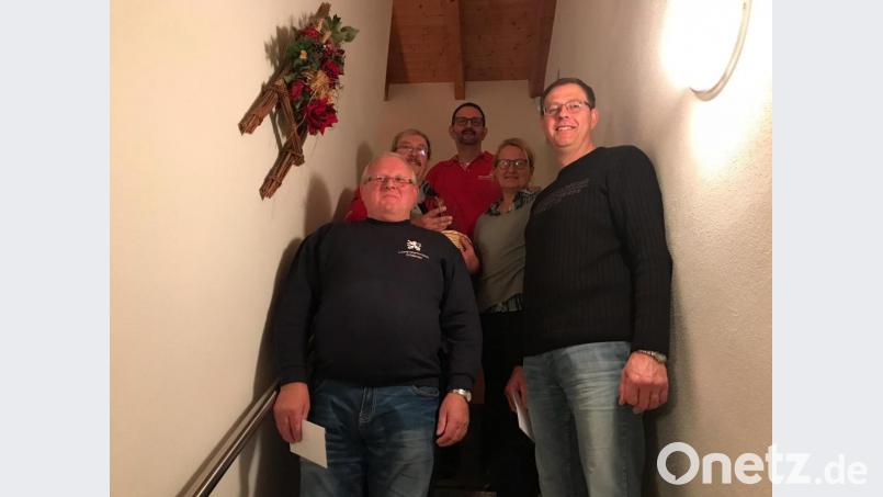 Der stellvertretende Vorsitzende des &quot;Bergg`moitheaters&quot; Reinhard Greiner Muglhof (Hinten, Mitte) gratuliert den Sieger des Preisherzelns. Bild: Reinhard Greiner