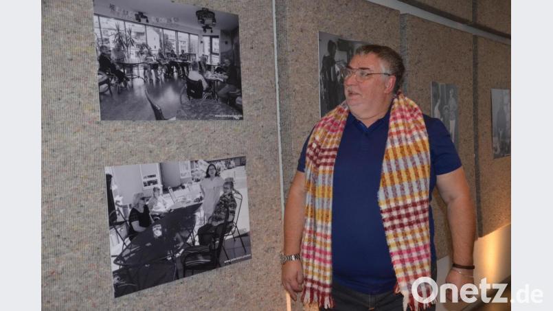 Fotograf Peter Klein hat das Leben im Pflegeheim in eindrucksvollen Bildern festgehalten, die in der Kapelle ausgestellt sind. Bild: Kunz