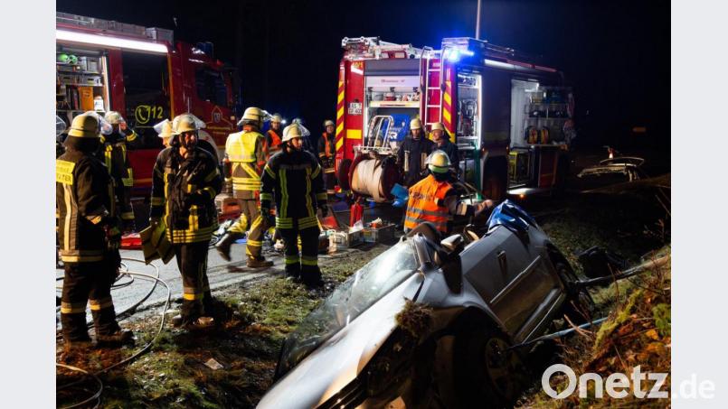 Eine Frau ist am Sonntagabend bei Kemnath am Buchberg mit ihrem Auto in den Straßengraben gerutscht. Bild: dmra