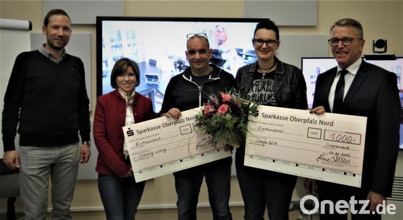 Harald Eckstein, Jana Faerber (von links) und Franz Stahl (rechts) überreichten den Studenten Georg Lang und Sonja Witt (Mitte) einen großen Scheck. Der Wernberger und die Roggensteinerin freuten sich sehr über die Auszeichnung. Bild: ubb