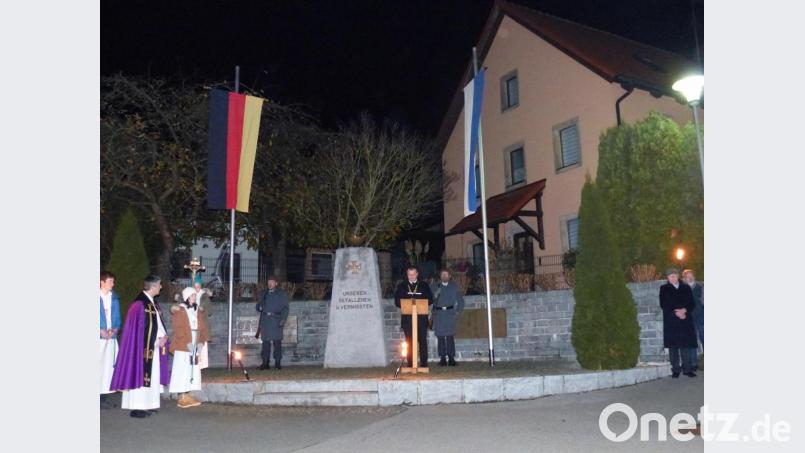 Bürgermeister Anton Kappl an der Döllnitzer Kriegergedächtnisstätte und hier sprach er mahnende Worte in der Hoffnung, dass das Gedenken nicht vergessen wird und dass auch die Medien auf den Volkstrauertag zuvor schon aufmerksam machen sollten. Bild: sl