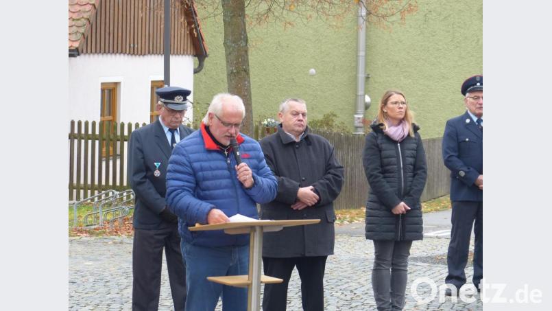 Dritter Bürgermeister Hans Meißner hält die Ansprache zum Volkstrauertag. Bild: hme