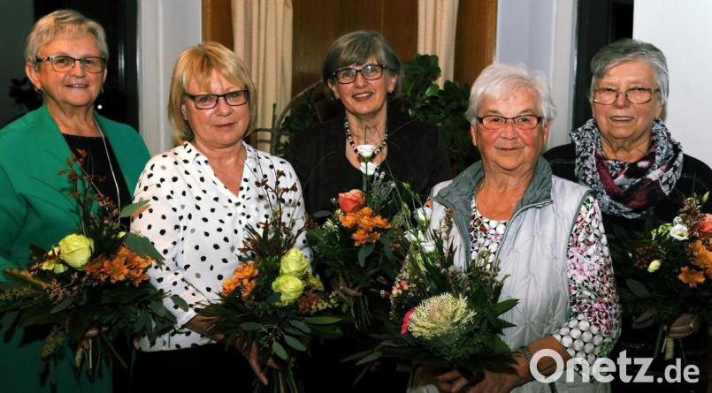 Sie sind seit 25 Jahren Mitglied (von links): Margit Baumer, Margret Schmid, Andrea Schmid-Hirmer, Marianna Schwab und Lore Fischer. Bild: gf