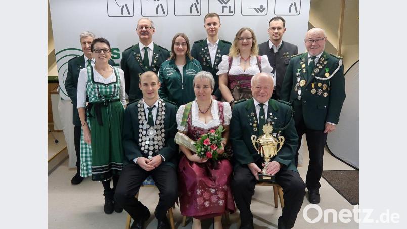 Vorsitzende Edeltraud Kaßeckert (Zweite von links) beglückwünschte die neuen Könige des Schützenvereins Frauenreuth, (sitzend von links) Schützenkönig Michael Wildenauer, Schützenliesl Rita Petrik und Seniorenkönig Alfons Hage. Die Titel des ersten und zweiten Ritters sicherten sich (stehend von rechts) Reinhard Schwarz, Daniel Kaßeckert, Tamara Bannert, Dominik Stock, Jasmin Stengl, Peter Kaßeckert und Kurt Schramm. Bild: bsc