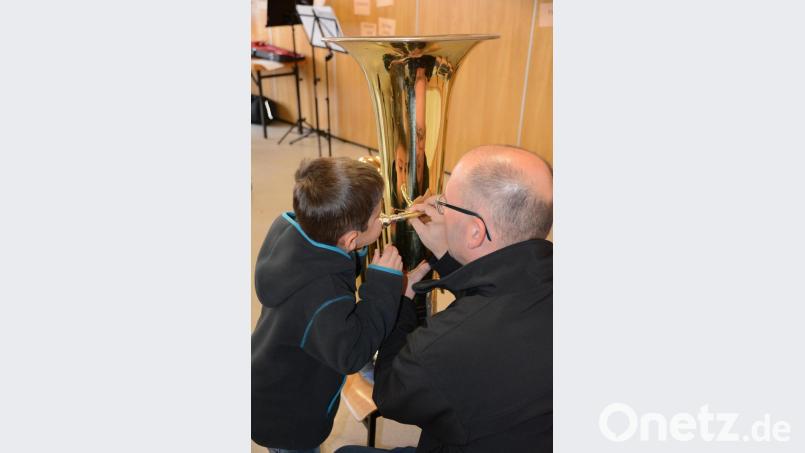 Jürgen Lindner zeigt Lukas das Spiel auf der Tuba Bild: Nicole Koller