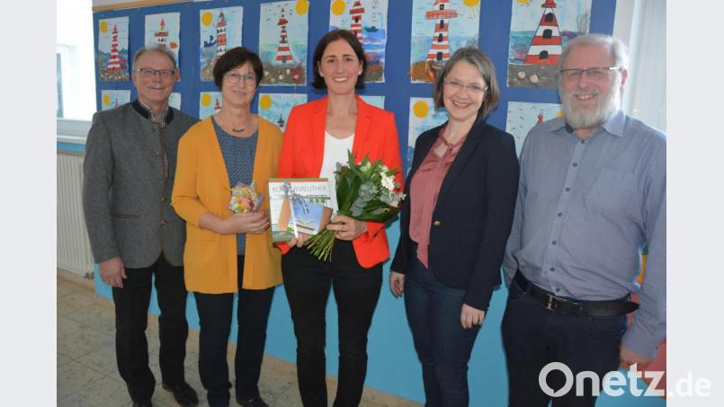 Eine neue Ära an der Grundschule Konnersreuth begann mit der Amtseinführung von Johanna Reger (Mitte) als neue Schulleiterin. Ihr gratulierten (von links) Bürgermeister Max Bindl, stellvertretende Schulleiterin Birgit Lehmann, Schulrätin Martina Puff und Pfarrseelsorger Pater Benedikt Leitmayr. Bild: jr