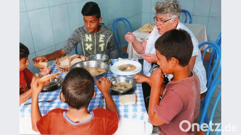 Selbst das Wenige, das die Vollwaisen im Kinderheim im rumänischen Ocland bekommen, teilen sie gerne mit Erna Hauer. Sie und ihre Helfer unterstützen mit Spenden der Rumänienhilfe der Katholischen Kirchenstiftung St. Georg neben dem Kinderheim auch ein Seniorenheim sowie hilfsbedürftige Senioren und Familien. Bild: prh