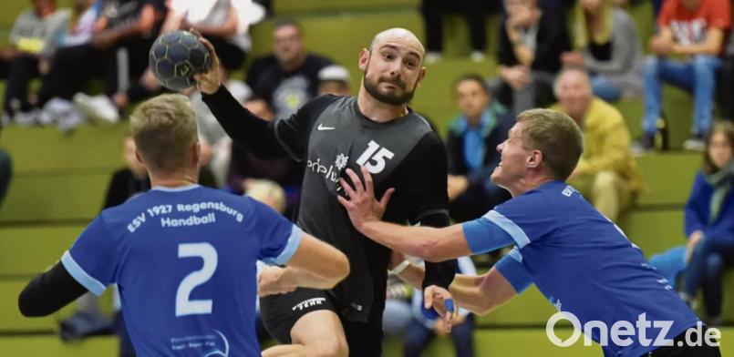 Leitwolf Stefano Flierl (Mitte) und seine Mannschaft bleiben zu Hause weiter ungeschlagen. Am Samstag besiegte der HC Weiden den ESV Regensburg II souverän mit 32:23. Bild: Alfred Schwarzmeier