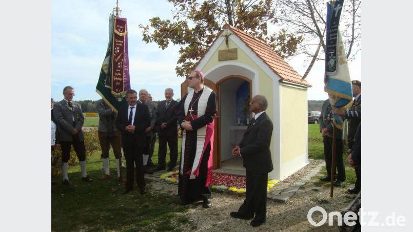 Die Hohenkemnather Vereine ließen den Neubau 2019 von Firmen errichten. Die Einweihung der dritten Donatus-Kapelle südlich von Hohenkemnath an der Kreisstraße AS 9 erfolgte am Sonntag, 27.Oktober in Anwesenheit von Pfarrer Klaus Birnthaler (von links) für die Pfarreien Hohenkemnath und Hausen, Weihbischof Dr. Josef Graf und der in Hohenkemnath tätige Ruhestandsgeistliche Dr. Joseph Madathiparampil. Bild: Josef Schmaußer
