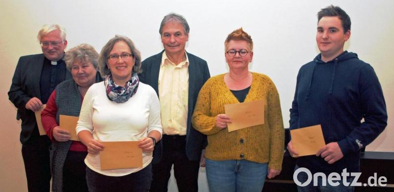 Pfarrgemeinderatssprecher Josef Weinfurtner (Vierter von links) und Pfarrer Gottfried Schubach übergaben aus dem Erlös des Pfarrfestes an Marianne Reindl für die Seniorenbetreuung 300 Euro, an Irmgard Fischer für den Kirchenchor 200 Euro, an Irene Maier für die Pfarrbücherei Rieden 500 Euro und an Sebastian Zapf für die Blaskapelle St. Georg 1500 Euro. Bild: sön
