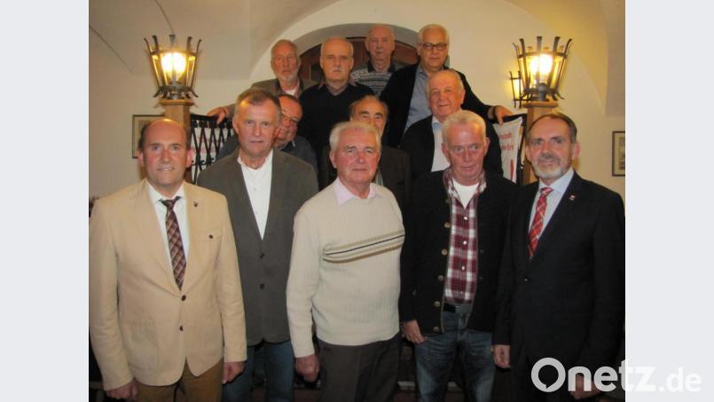 Bei der Jubilarehrung zeichnet die Industriegewerkschaft Bergbau, Chemie, Energie langjährige verdiente Mitglieder aus (vorn, von links): Ortsgruppenvorsitzender Josef Birner, Josef Biller, Felix Fischer, Michael Hirling und IG-Bezirksleiter Hartmuth Baumann; zweite Reihe (von links): Gerhard Schmidt (Hagendorf), Edwin Steinl und Josef Schmid; dritte Reihe (von links): Alfred Schlosser, Karl Mader, Friedrich Kreitinger und Rainer Sandner. Bild: bij