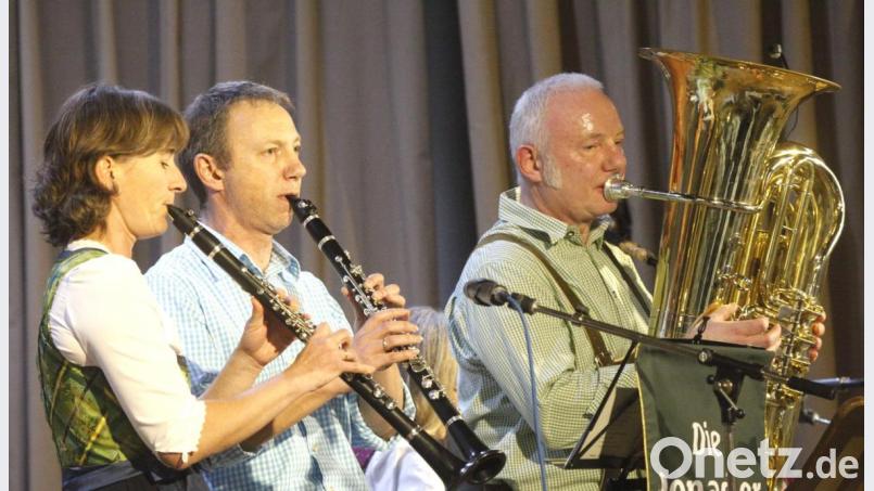 "De Drei Matz`n" aus Schwarzenfeld spielten Polka, "Boarische" und Landler. Bild: Hirsch