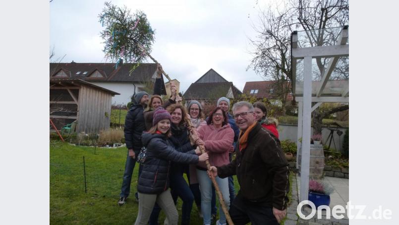 Der Kaltenbrunner Kirwabaum ist wohl einer der kleinsten im Freistaat. Der Freude beim Aufstellen tut das keinen Abbruch. Bild: bk