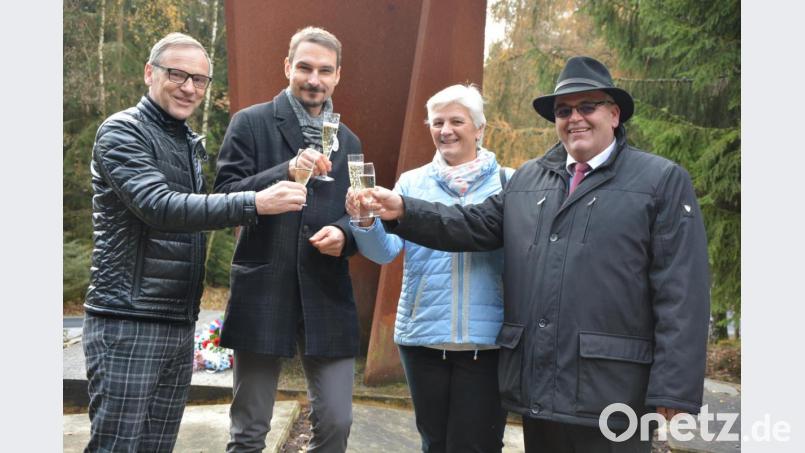 Die Bürgermeister (von links) Bernd Sommer (Waldsassen), Antonin Jalovec (Eger), Karin Fleischer (Schirnding) und Klaus Meyer (Neualbenreuth) stießen auf eine friedliche Zukunft mit offenen Grenzen in einem Vereinten Europa an. Bild: jr