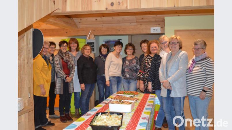 Brigitte Stautner (4. von li) und die Mitglieder des Frauenbund Muschenried-Haag am fertigen Buffett. Bild: bej