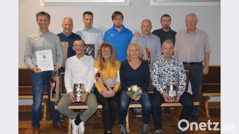 Bei der Saisonabschlussfeier der Alten Herren der SpVgg Schirmitz gibt es für Spieler, Funktionäre und Helfer Blumen, Urkunden und Geschenke. AH-Chef Oliver Boehm (links) wird für 200 Spiele ausgezeichnet. Bild: du