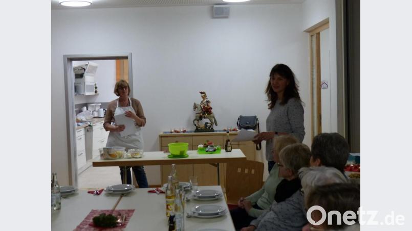 Marianne Paulus (links) kocht auf Einladung von Organisatorin Michaela Beer ein herbstliches Menü. Bild: hme