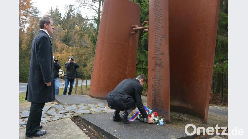 Egers Oberbürgermeister Antonin Jalovec legte am Mahnmal ein Blumengebinde nieder und gedachte der Toten, die im Kampf um Freiheit ihr Leben lassen mussten. Bild: jr
