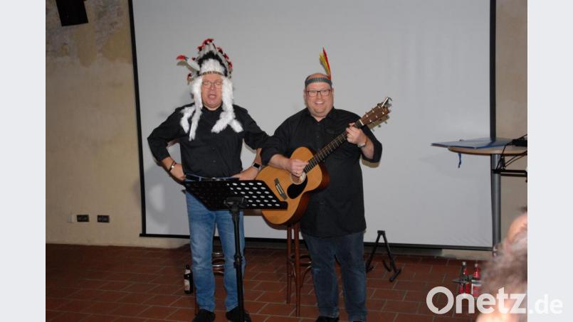 Stephan Karl (links) und Helmut Haider alias „Schmarrnkerl und Funkerl“ in ihrer Rolle als &quot;Winnetou in Bayern“. Bild: pop
