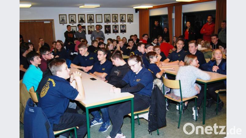 Aus allen Ortsteilwehren der Großgemeinde Vohenstrauß nahmen Nachwuchskräfte, unter Leitung von Kreisbrandmeister Christian Demleitner, am diesjährigen Wissenstest teil. Bild: dob
