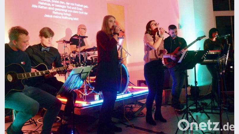 Die Gruppe "Unique Concept" gestaltet das "Worshop"-Festival bei den Siebenten-Tags-Adventisten. Bild: Kunz