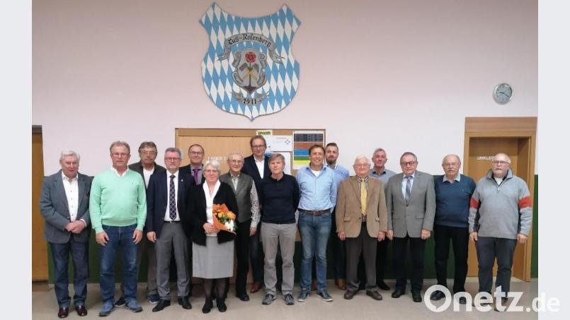 Treue Mitgliedschaft für 40 Jahre Jahre: von links
Dietmar Kalkbrenner, Hans Göth, Ulrich Langer, 1.Bürgermeister Michael Göth, 2.Tus Vors.
Manfred Seitz, Else Weidinger, Dieter Mölter, Horst Perrey, Hermann Kasper, Franz Weber,
Kevin Kellner, Willi Morgenschweiß, Jürgen Drahota, stv. Landrat Hans Kummert, 
Manfred Klameth, Erwin Weiß Bild: Erwin Weiß
