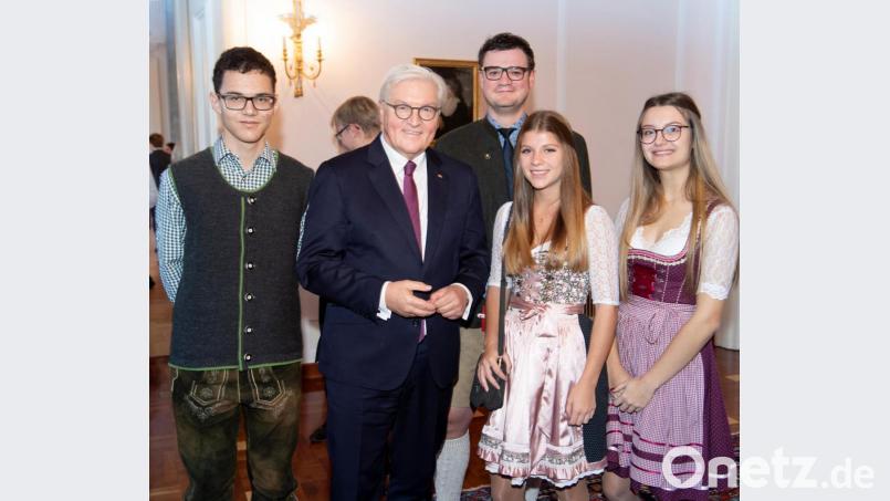 Preiswürdig ist auch die modische Botschaft der Preisträger aus der Oberpfalz. Die Elftklässler des Kepler-Gymnasiums Weiden und ihr Tutor nehmen den Bundespreis aus den Händen des Bundespräsidenten entgegen. Bild: Körber-Stiftung/ David Ausserhofer