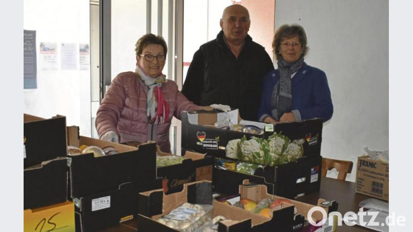 In Kartons sind die Lebensmittel für die Bedürftigen aus Erbendorf und der nähren Umgebung gepackt. Rund 21 Personen nutzten an diesem Tag das Angebot. Die Ehrenamtlichen Veronika Schneider (links) und Waltraud Gmeiner (rechts) helfen bei der Ausgabe. Bild: lue