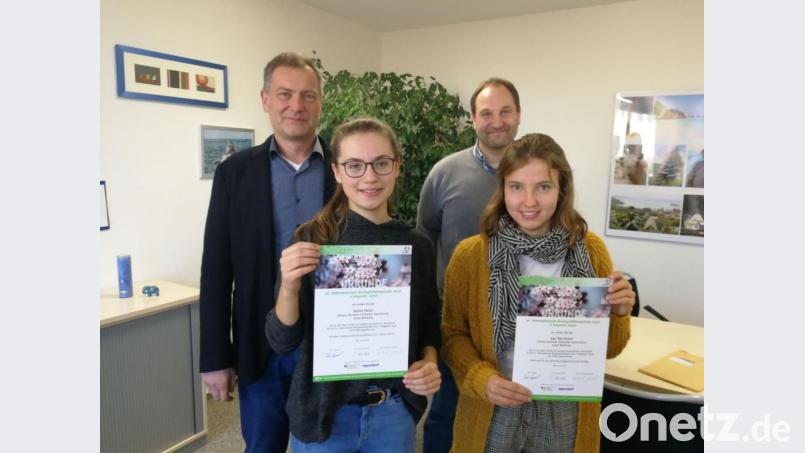 Schulleiter Christian Schwab (hinten links) und Betreuungslehrer Michael Sontheim gratulierten im Namen des JAS-Gymnasiums Nabburg zu einem großen Erfolg: Elena Meier (vorne links) und Lea Bernhard (vorne rechts) zeigten großes Engagement bei der Teilnahme an der ersten Runde zur Auswahl der deutschen Mannschaft für die 31. Internationale Biologie-Olympiade. Bild: exb