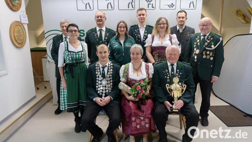 Vorsitzende Edeltraud Kaßeckert (Zweite von links) beglückwünschte die neuen Könige des Schützenvereins Frauenreuth, (sitzend von links) Schützenkönig Michael Wildenauer, Schützenliesl Rita Petrik und Seniorenkönig Alfons Hage. Die Titel des ersten und zweiten Ritters sicherten sich (stehend von rechts) Reinhard Schwarz, Daniel Kaßeckert, Tamara Bannert, Dominik Stock, Jasmin Stengl, Peter Kaßeckert und Kurt Schramm. Bild: bsc