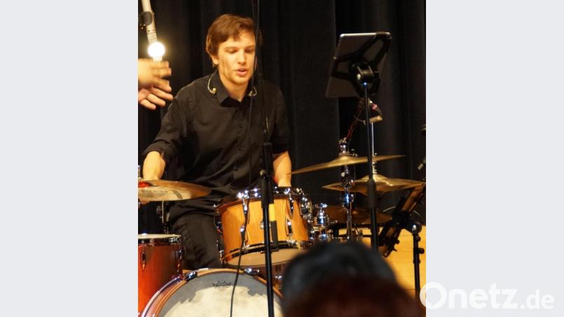 Lokalmatador Jonas Sorgenfrei legte mit seinem meisterlichen Schlagzeugspiel den rhythmischen Untergrund. Bild: weu