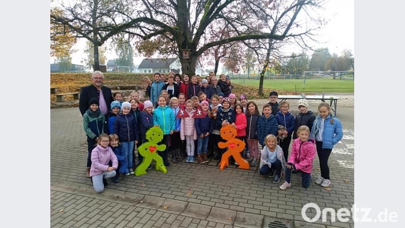 Die Kinder präsentieren stolz die neuen Warnfiguren, Streetbuddies genannt, die Autofahrer auf Kinder aufmerksam machen sollen. Bild: tok